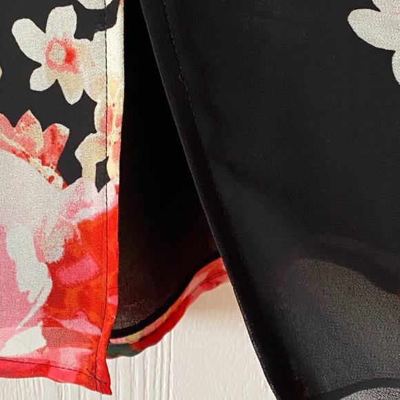 Guess Flowy Floral Top with Lace Detailing - Picture 6 of 8